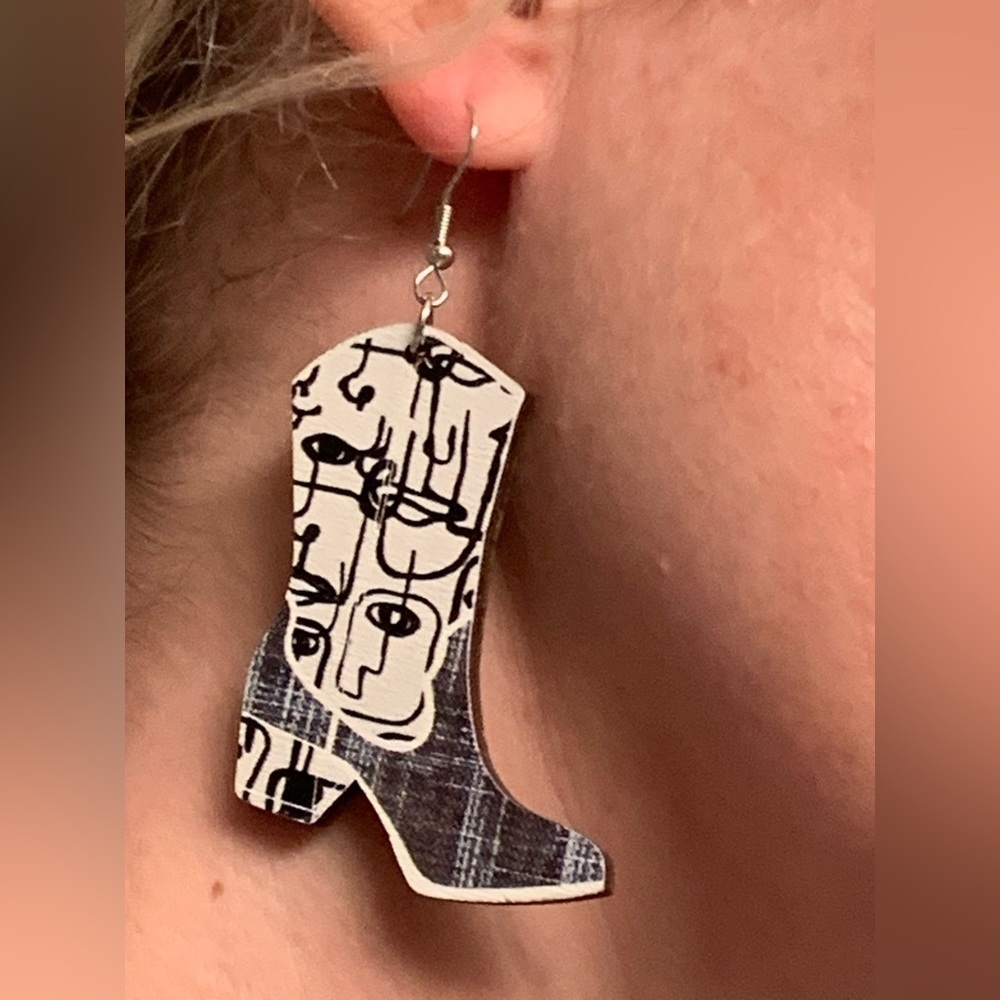 👢 NWT👢Wooden cowboy boot earrings